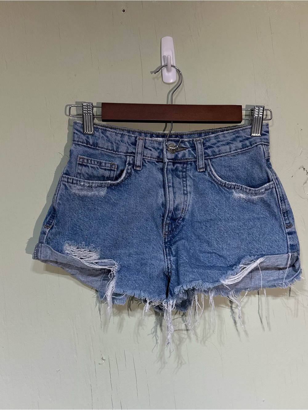 Forever 21 light wash denim cut off distressed frayed high waisted short 23